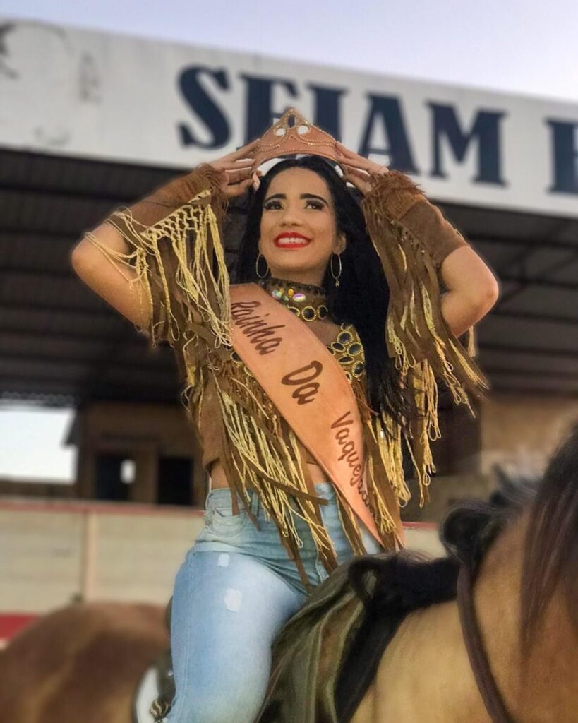 A blogueira Geovana Avaristo é famosa nas redes sociais. Com mais de 60 mil seguidores, ela ganhou o título de "Rainha da Vaquejada" em um concurso da região.
